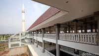 Masjid ini merupakan masjid raya di Jakarta Barat yang akan menjadi ikon wilayah. 