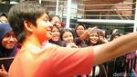 Cekrek! Antusiasnya Fans Foto Bareng Bintang Nathan & Nadia