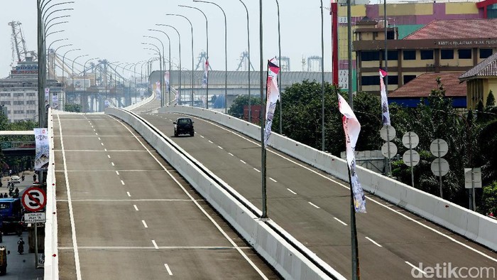 Jalan tol akses Tanjung Priok akan mulai beroperasi pada Minggu (16/4/2017) besok. Selama sebulan ke depan, tol akses Tanjung Priok masih gratis.