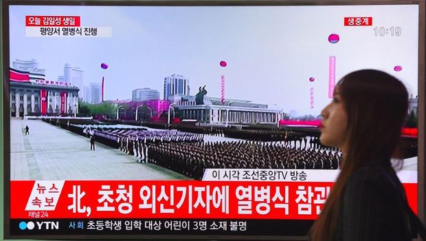 Tayangan parade militer Korut di televisi Korsel