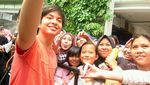 Cekrek! Antusiasnya Fans Foto Bareng Bintang Nathan & Nadia