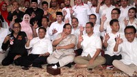 Prabowo Subianto, Sohibul Iman, Anies Baswedan, dan timses mengacungkan tiga jarinya usai pertemuan.