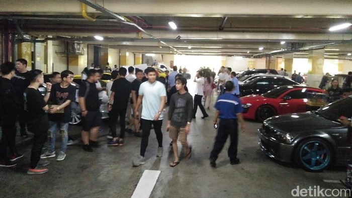 Pengguna Mobil Sport Indonesia Nonton Bareng Fast and Furious 8