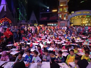 Wow! 10 Ribu Anak Adu Gambar Adit Sopo Jarwo di Trans Studio Bandung