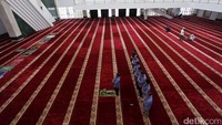 Lantai masjid menggunakan karpet berwarna merah.