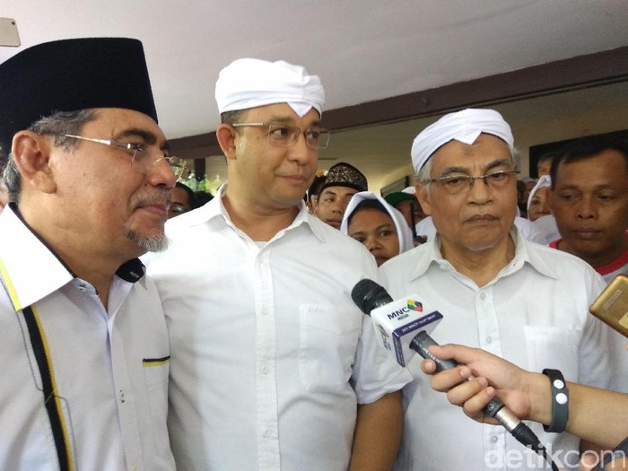 Didukung Masyarakat Indonesia Timur, Anies Menari Cakalele