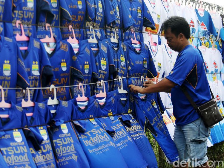 Pedagang Atribut Persib Raup Untung di GBLA