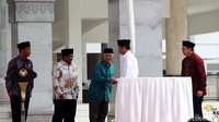 Presiden Jokowi menyalami KH Salahuddin Wahid (Gus Solah) usai menandatangani prasasti peresmian.