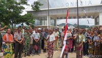 Ceritanya, mereka adalah satu keluarga besar yang terpisah negara karena kejadian Referendum tahun 1999. Sebagian mengungsi ke Indonesia membawa barang pusaka kerajaan (Fitraya/detikTravel)
