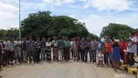 Ini adalah keluarga dari dua kerajaan, Paslara dan Daulelo di Desa Aidabaleten dan Desa Rairobo, Subdistrik Atabae, Maliana, Timor Leste. Mereka akan menerima pengembalian barang pusaka (Fitraya/detikTravel)