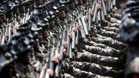 Barisan tentara Korea Utara saat mengikuti parade militer untuk memperingati kelahiran Kim Il-Sung. Damir Sagolj/Reuters.