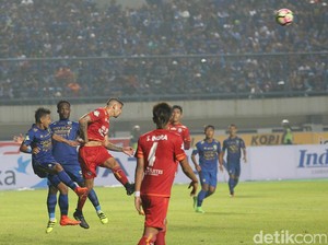Persib vs Arema Tanpa Gol di Babak Pertama