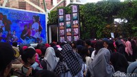 Pengunjung yang kebanyakan remaja sudah tak sabar bertemu dengan idola mereka. (Mauludi/detikhot)