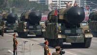 Korea Utara (Korut) menjadikan ajang parade militer untuk unjuk gigi memamerkan deretan rudalnya pada 15 April 2017. Salah satunya yang diyakini para pengamat yaitu rudal balistik antarbenua atau ICBM jenis baru. Dalam parade militer itu, ada total 56 rudal dengan 10 jenis berbeda dipamerkan Korut. Parade militer itu untuk memperingati hari kelahiran Kim Il-Sung, pendiri Korut ke-105 tahun. (Foto: AFP PHOTO/Ed JONES)