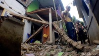 Bangunan dua lantai di Kampung Cimanggah RT 07 RW 02, Kelurahan Cikole, Kecamatan Cikole, Kota Sukabumi, itu rusak parah.