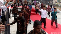Presiden Jokowi menyapa warga yang hadir dalam peresmian masjid.