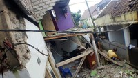 Dinding rumah jebol akibat ledakan tabung gas.