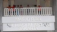 Di pintu masuk utama terdapat tulisan Masjid Raya KH Hasyim Asyari.