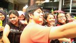 Cekrek! Antusiasnya Fans Foto Bareng Bintang Nathan & Nadia