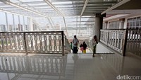 Jemaah mamasuki masjid melalui tangga samping.