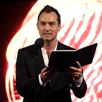 Jude Law kini berusia 44 tahun. Namun penampilannya masih terlihat awet muda. Foto: Getty