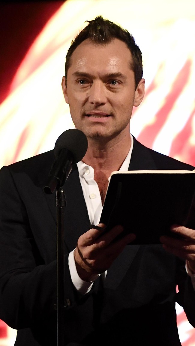 Jude Law kini berusia 44 tahun. Namun penampilannya masih terlihat awet muda. Foto: Getty