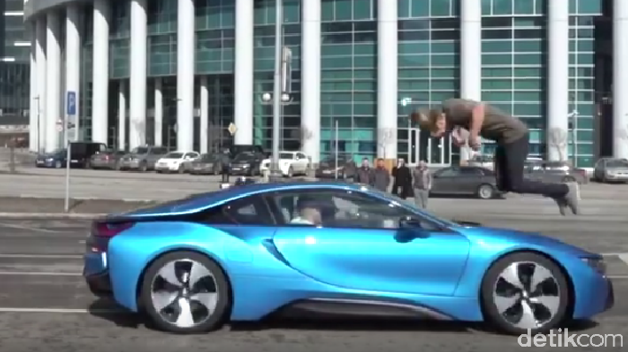 Aksi Nekat, Salto di Atas Mobil Berkecepatan 100 Km/Jam