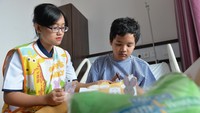 Sejumlah pasien merayakan Hari Raya Paskah di Siloam Hospitals Semanggi, Jakarta, Minggu (16/4/2017). Pool/Dok, Siloam.