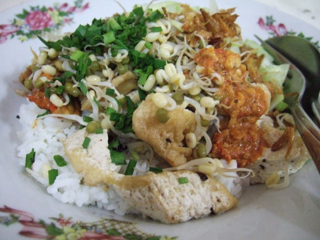 Sedang di Cirebon? Jangan Lupa Cicipi Empal Gentong hingga Nasi Lengko Ternama di Sini Sedang di Cirebon? Jangan Lupa Cicipi Empal Gentong hingga Nasi Lengko Ternama di Sini