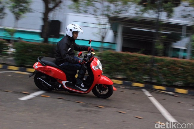 Merasakan Skuter Scoopy Anyar dengan Pelek 12 Inci