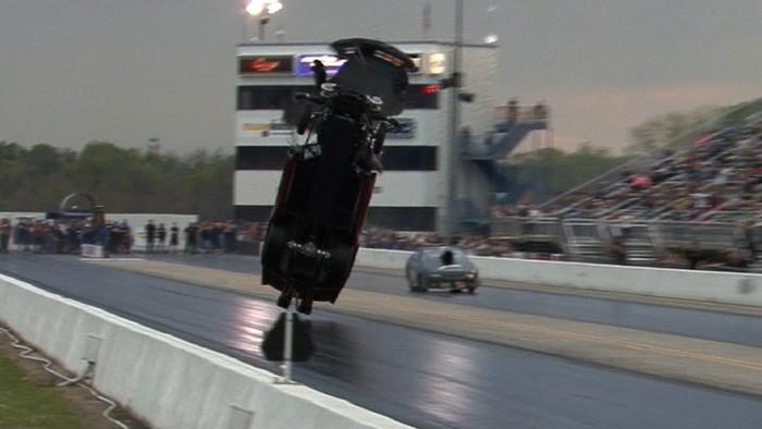 Saking Kencangnya, Mobil Ini Sampai Terbang Saat Drag Race