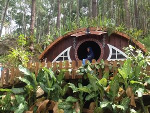 Celebrity on Vacation: Main ke Rumah Hobbit di Yogyakarta