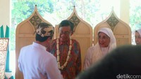 Mereka pun menerima ucapan selamat dari kerabat yang hadir di acara tersebut. (Mauludi/detikhot)