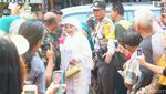 Dibalut Busana Serba Putih, Nani Widjaja Datang ke Masjid Kasepuhan