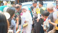 Suasana Keraton Kasepuhan dipadati warga yang ingin melihat Nani Widjaja dari dekat. (Mauludi/detikhot)