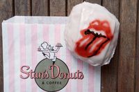 Nyam! Donat dengan Logo Rolling Stones Bisa Dinikmati di Sini!