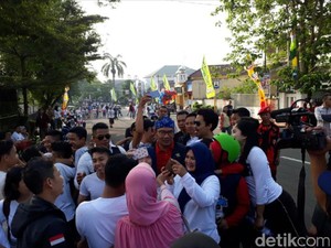Di Sukabumi, Ridwan Kamil Mengaku Cucu Kyai Pemilik 8 Pesantren