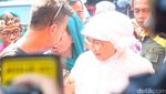 Dibalut Busana Serba Putih, Nani Widjaja Datang ke Masjid Kasepuhan