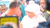 Insiden jatuh hampir terjadi saat Nani Widjaja turun dari mobil yang membawanya. (Mauludi/detikhot)