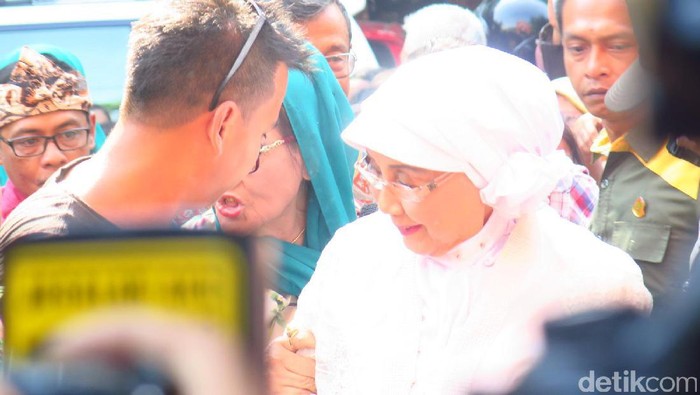 Seni Gembyung Iringi Pasangan Nani Widjaja dan Ajip Usai Akad Berlangsung