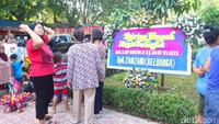 Rangkaian bunga ucapan selamat sudah terpasang di pintu masuk Kasepuhan Cirebon. (Mauludi/detikhot)