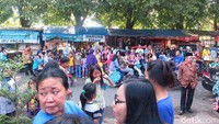 Warga ingin melihat langsung sosok Nani Widjaja. (Mauludi/detikhot)