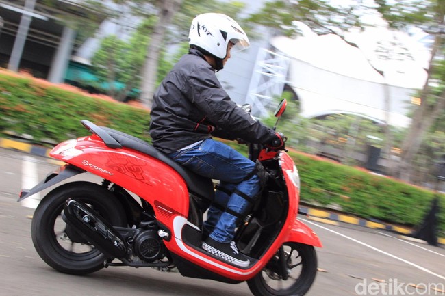 Merasakan Skuter Scoopy Anyar dengan Pelek 12 Inci