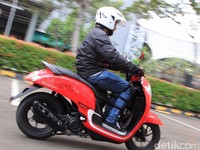 Merasakan Skuter Scoopy Anyar dengan Pelek 12 Inci