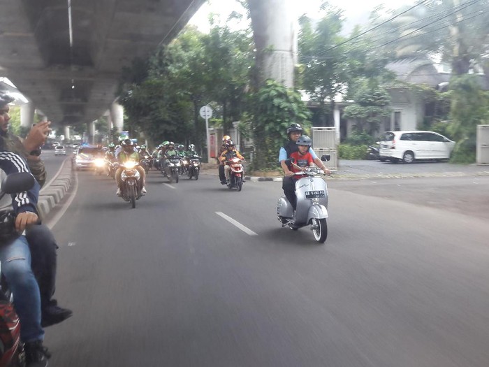 Hadiri Diskusi Relawan di Kuningan, Anies Tunggangi Vespa