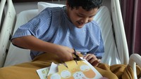 Para perawat membagikan sejumlah buku aktivitas kepada beberapa anak-anak. Pool/Dok, Siloam.