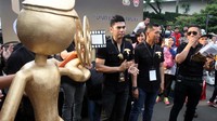 Sejumlah Polisi juga ikut berpose dengan replika rol film, di Jakarta, Minggu (16/4). Pool/Dok, Polri.
