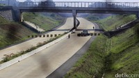 Dari 6 seksi ruas jalan tol yang dibangun, seksi II mengalami perkembangan paling maju mencapai 79,10%. Pool/Wisma Putra.
