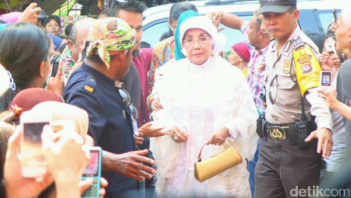 Disesaki Warga, Nani Widjaja Hampir Jatuh Memasuki Masjid Kasepuhan