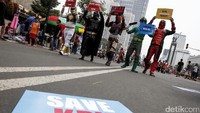 Ini penampakan sejumlah superhero mulai dari Power Rangers, Batman, sampai Deadpool yang menggelar aksi teatrikal di kawasan CFD, Jakarta, Minggu (16/4/2017).